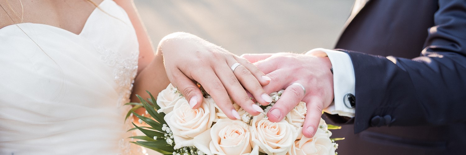 Illustration Mariage laïque, mains avec alliances